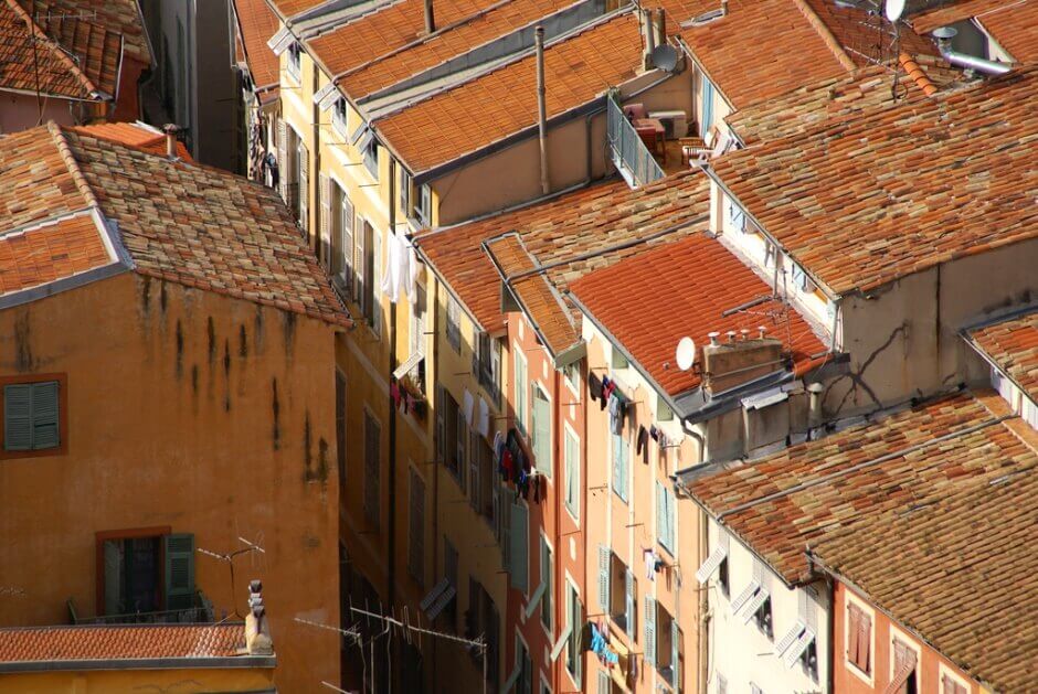 Vue des toits du vieux centre de Nice.