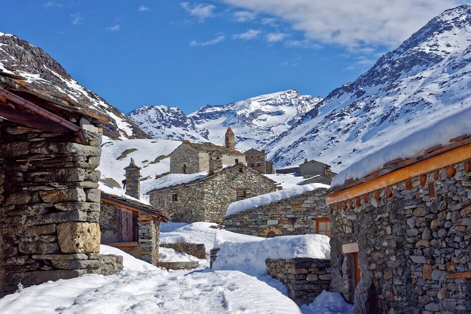 Vue du village de Bonneval-sur-Arc en Savoie sous la neige.