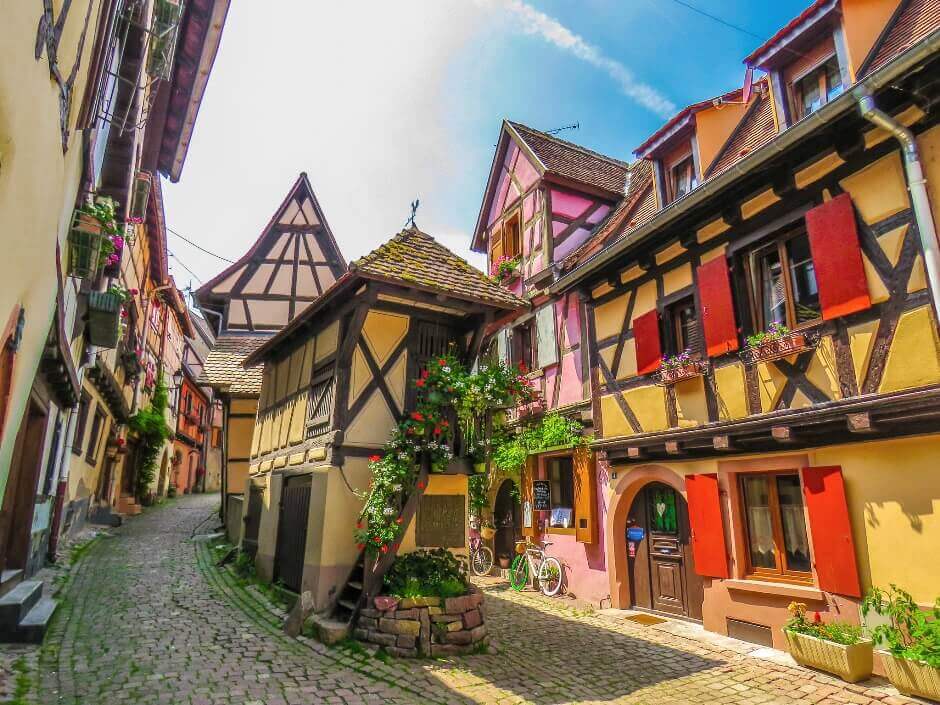 Vue d'une rue dans le village d'Eguisheim en Alsace.