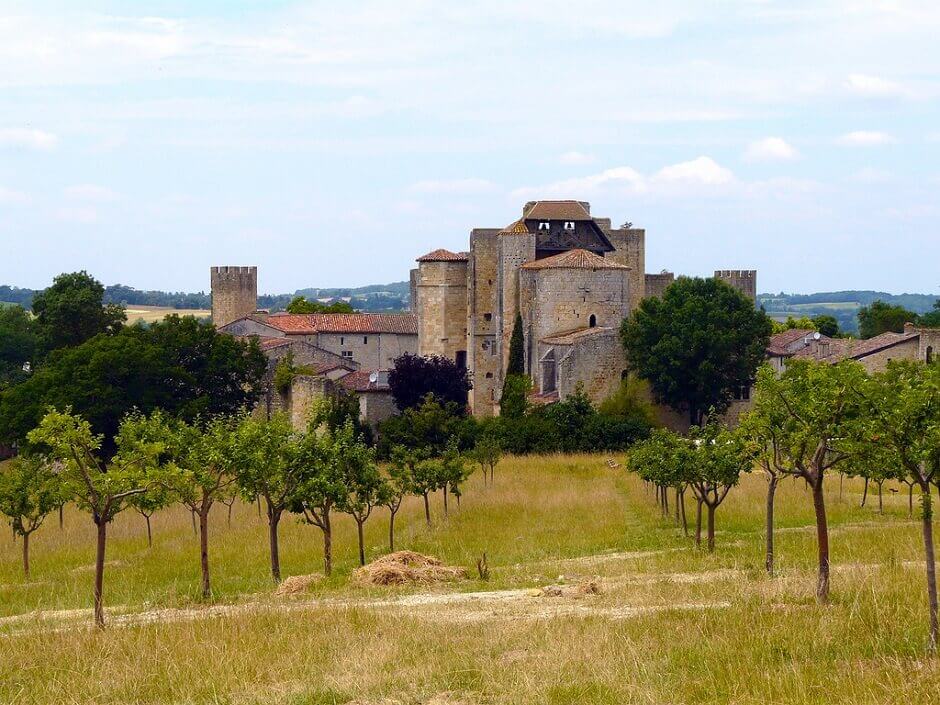 Vue du village de Larressingle dans le Gers.