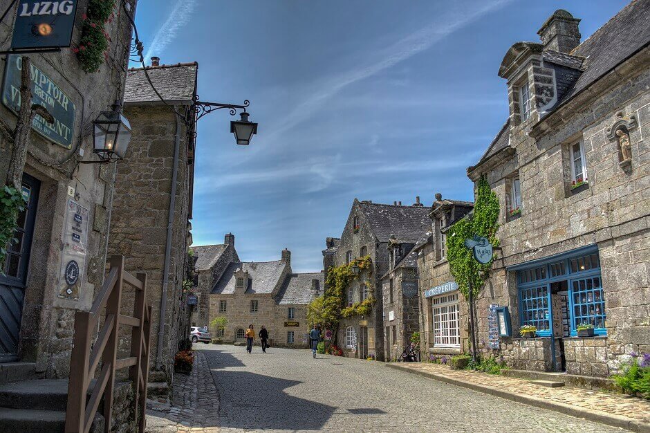 Vue du village de Locronan en Bretagne.