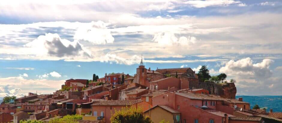 Vue du village de Roussillon dans le Luberon en Provence.