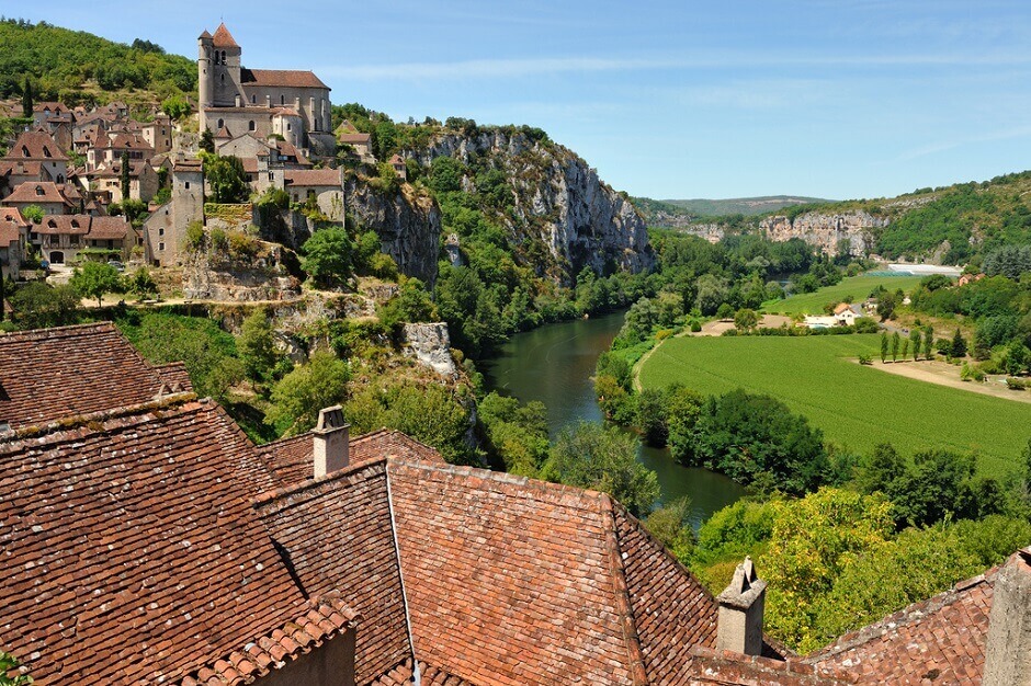 Vue du village de Saint-Cirq-Lapopie dans la vallée du Lot.