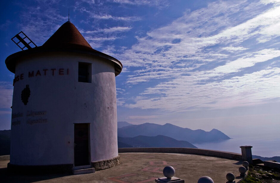 Vue de la mer et des montagnes depuis un moulin à vent en Corse.