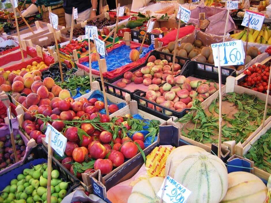 Vue d'un étal sur un marché de Palerme.