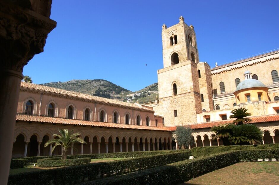 Vue de la cathédrale de Monreale en Sicile depuis son cloître.