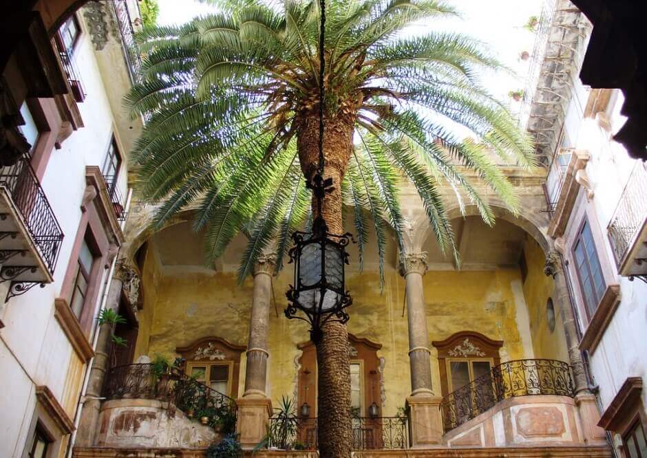 Vue de la cour intérieure d'un palais à Palerme.