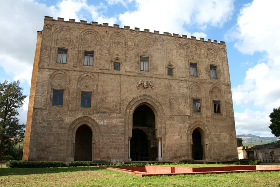 Vue de la façade d'un palais médiéval à Palerme.