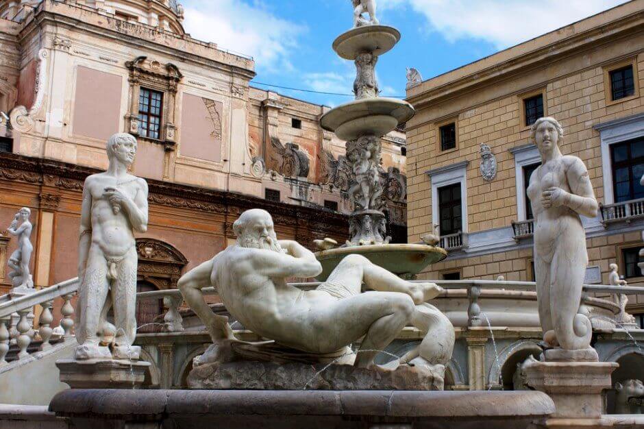 Vue d'une fontaine monumentale à Palerme.