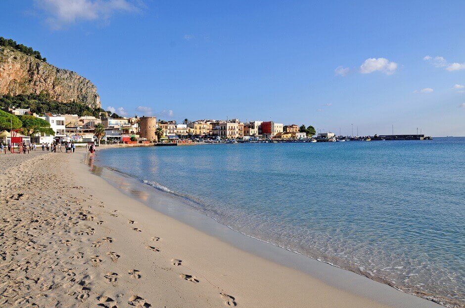 Vue d'une plage de sable à Mondello en Sicile.