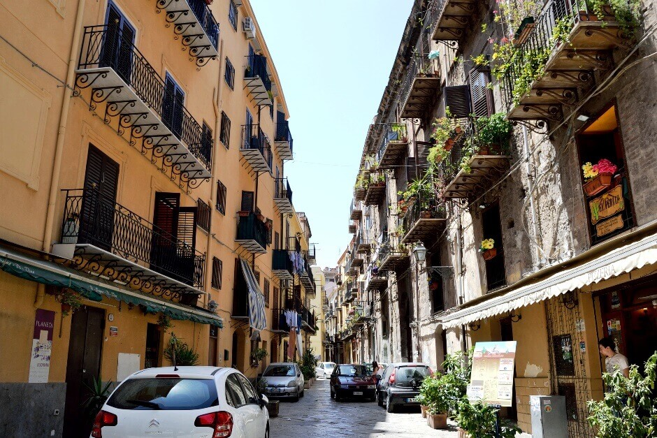 Vue d'une ruelle étroite à Palerme.