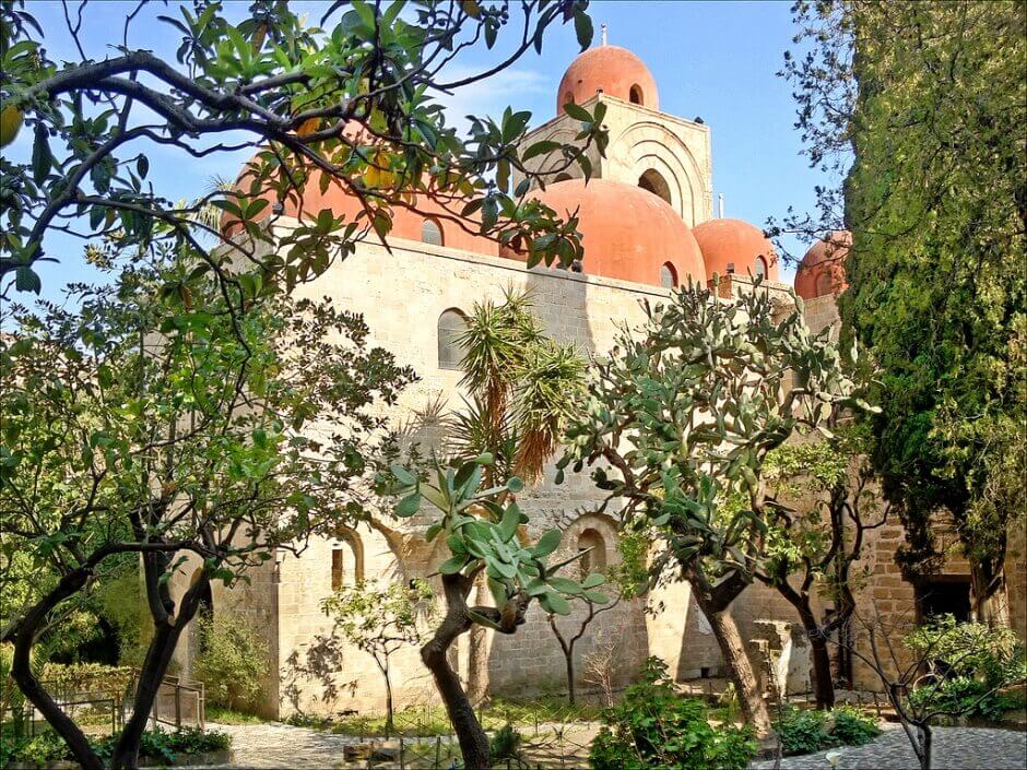 Vue d'un jardin près d'une église à Palerme.