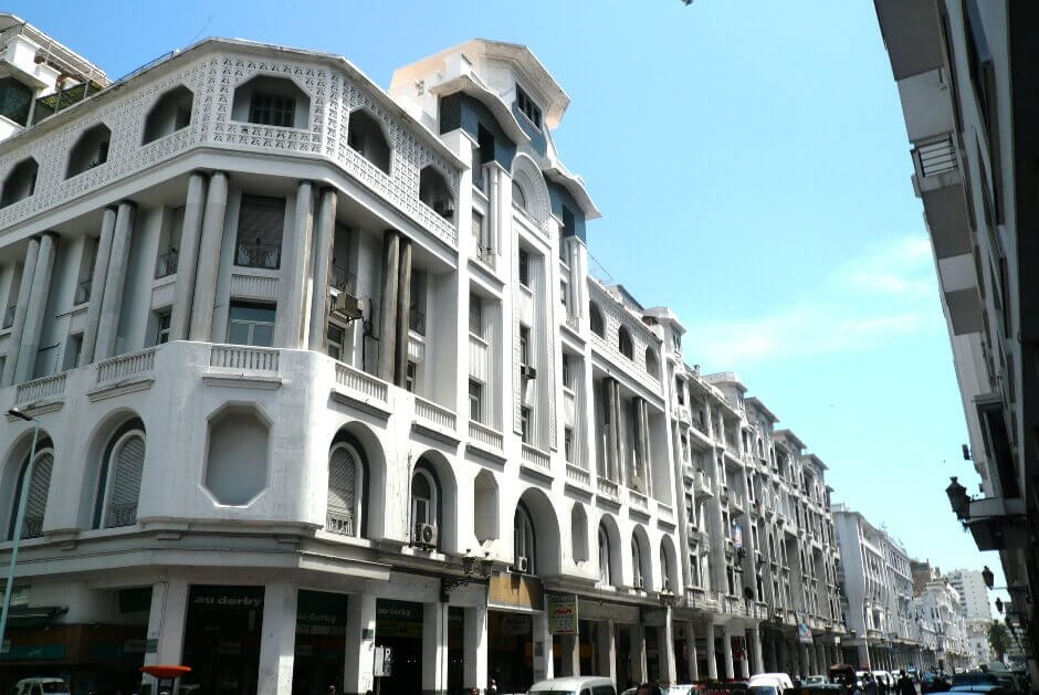 Une rue à Casablanca au Maroc.