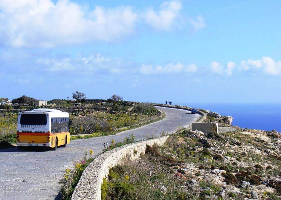 Un bus jaune à Malte.