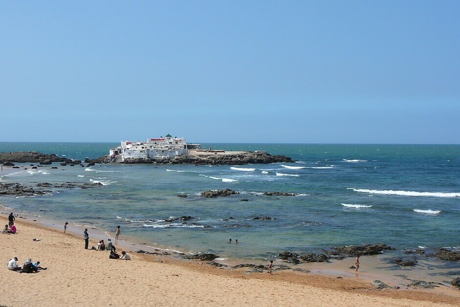 Vue d'une plage et d'une petite île à Casablanca.