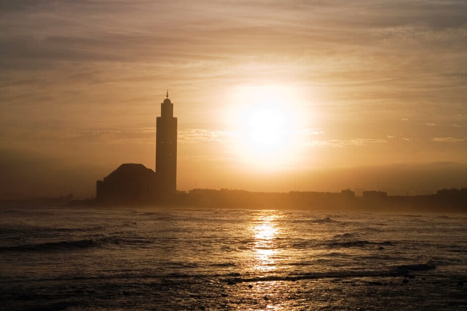 Mosquée face à la mer à Casablanca au Maroc.