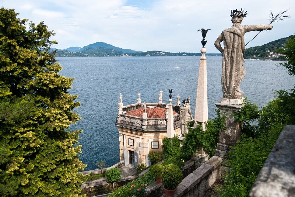 Jardin baroque au bord d'un lac en Italie.