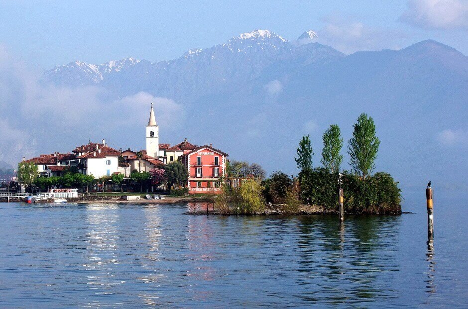 Un village sur une île en Italie.