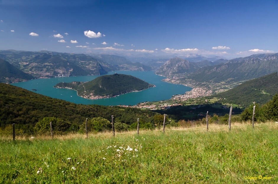 Vue plongeante sur un lac de montagne en Italie.