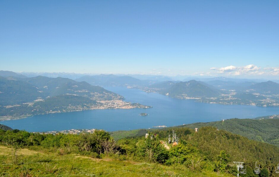 Panorama sur un lac en Italie.