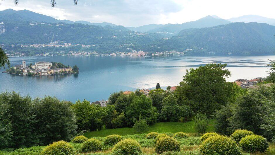 Vue sur un lac de montagne en Italie.