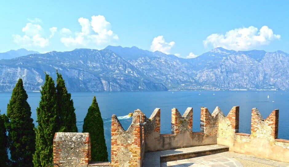 Vue sur un lac depuis des remparts en Italie.