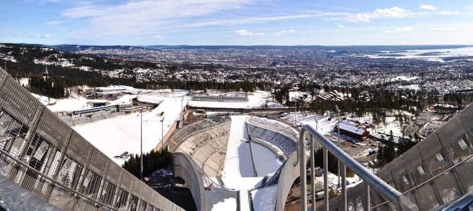 Vue sur Oslo depuis le tremplin de saut à ski de Holmenkollen.