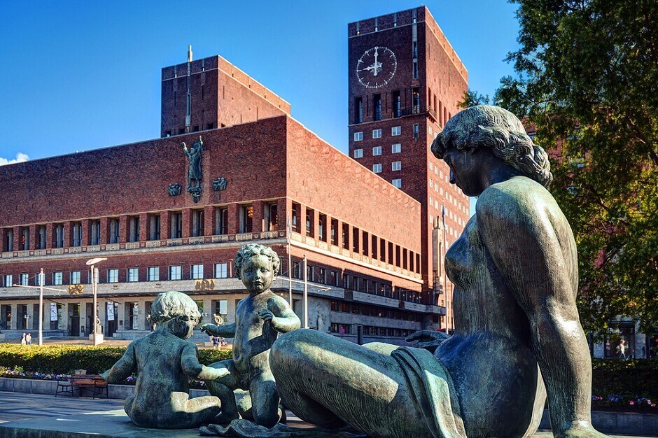 Le célèbre hôtel de ville d'Oslo.