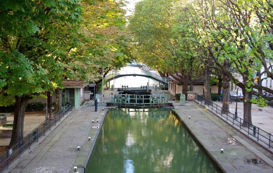 Vue d'un canal sous les arbres à Paris.