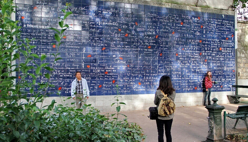 Vue d'un mur couvert d'inscriptions à Paris.