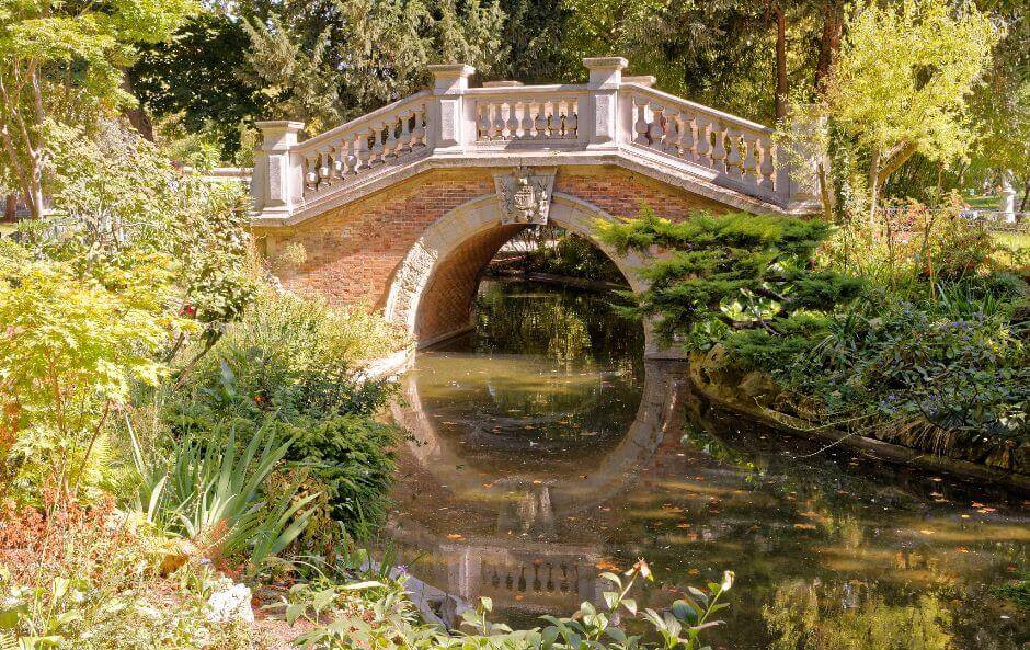 Vue d'un petit pont dans un parc de Paris.