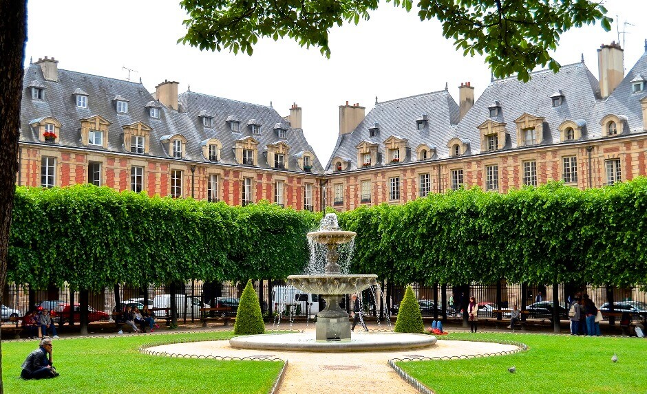 Vue de la place des Vosges à Paris.