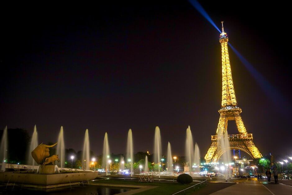 La tour Eiffel de nuit à Paris.