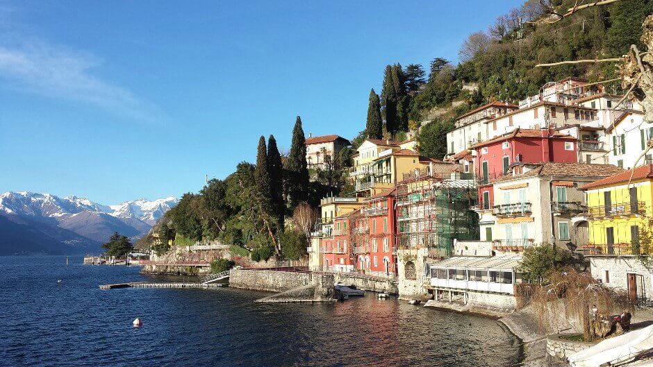 Vue d'un village au bord d'un lac de montagne en Italie.