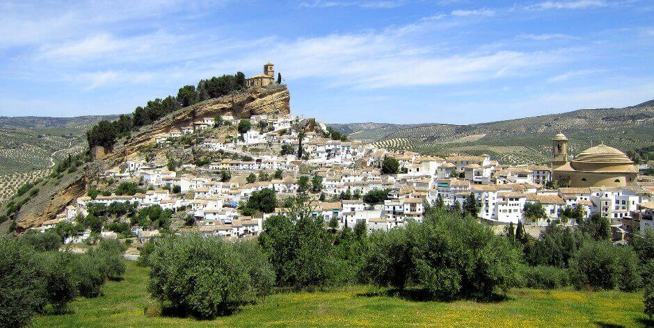 Vue d'un village blanc en Andalousie.