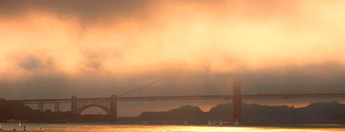 Le Golden Gate à San Francisco nappé de brouillard