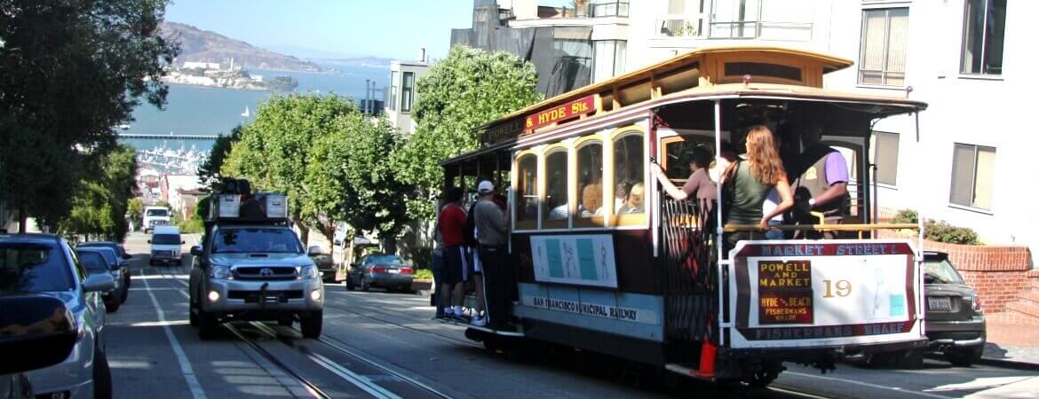 Cable car de San Francisco et panorama sur la baie