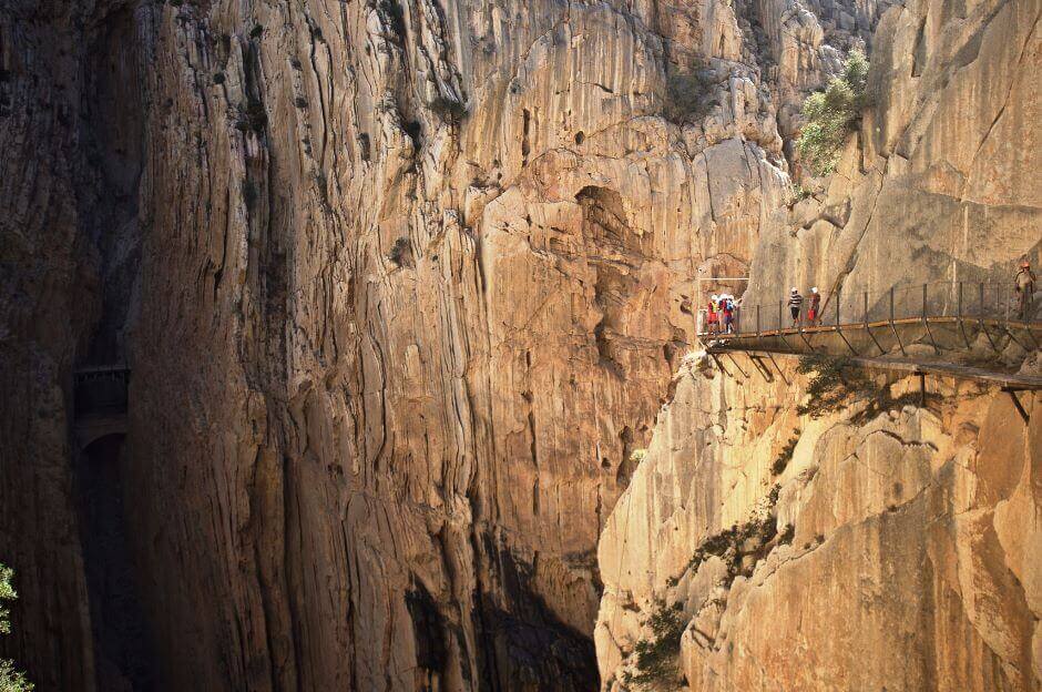 Chemin à flanc de falaise en Andalousie.