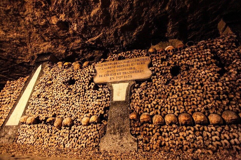 Os dans les catacombes de Paris.