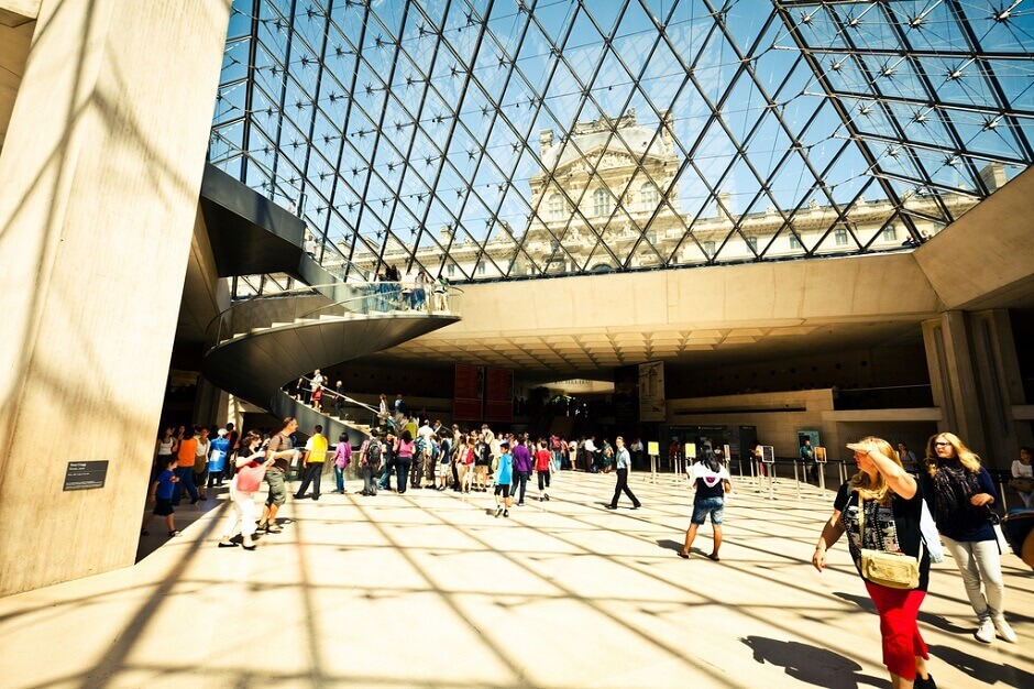 Vue de la Pyramide du Louvre.