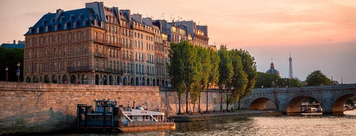 Une péniche amarrée sur un quai à Paris.