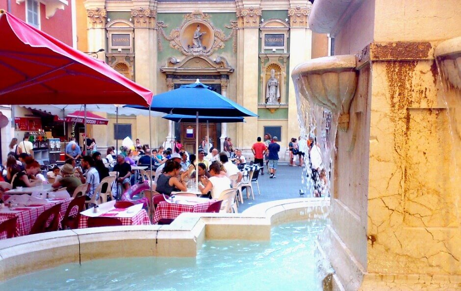 Terrasses au pied d'une fontaine à Nice.