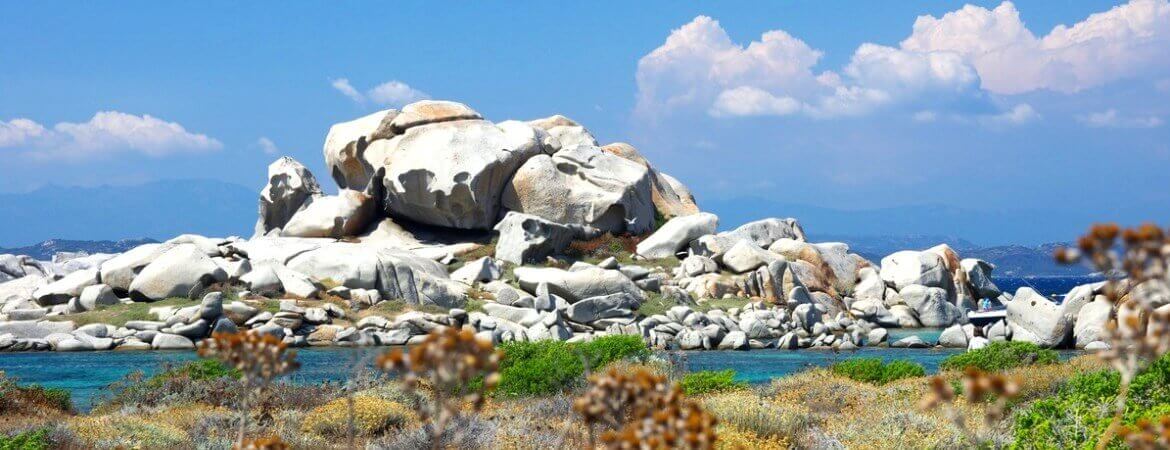 Rochers et plage aux îles Lavezzi en Corse.