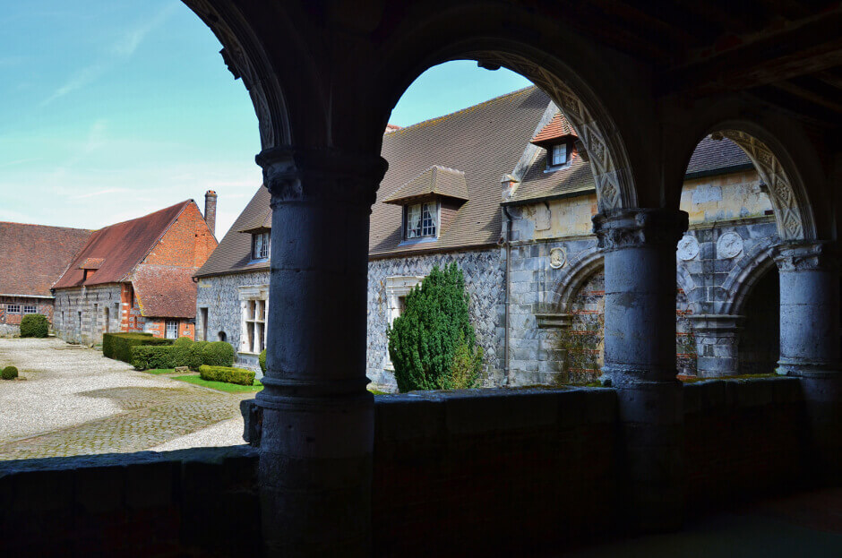 Cour intérieure de longère à Varengeville