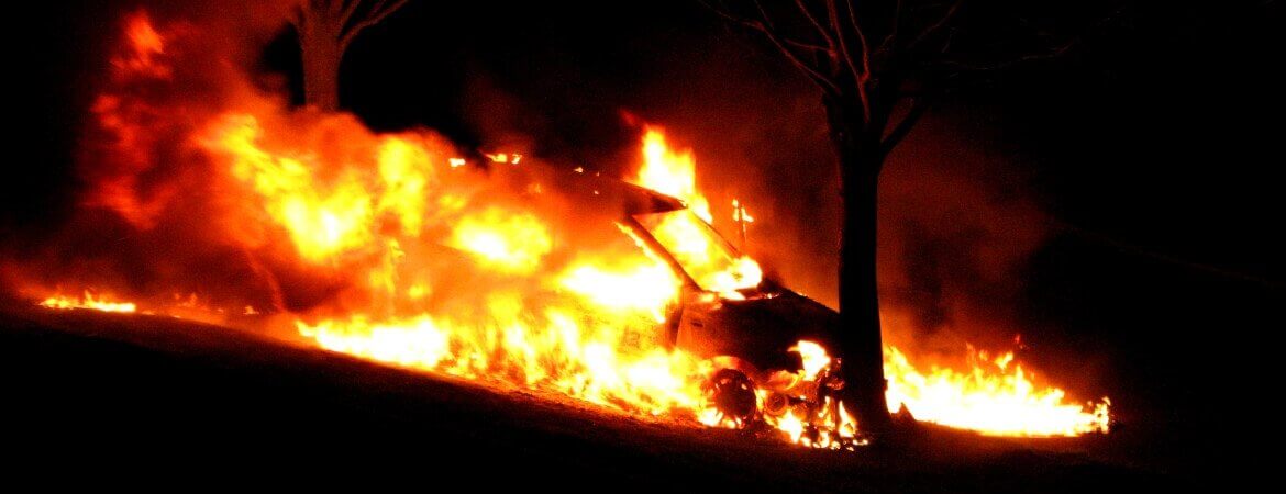 Voiture en feu.