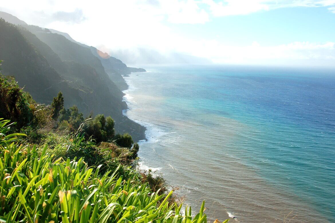 Vue des côtes de l'île de Madère.