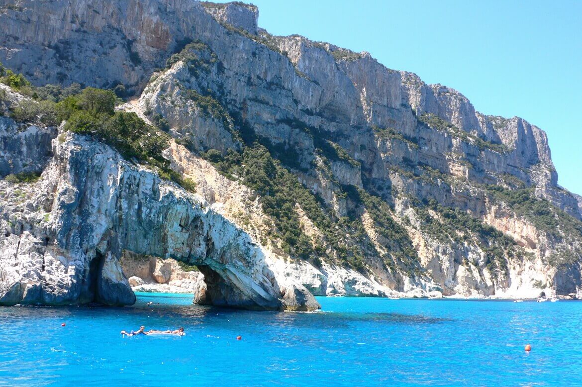 Vue de Cala Gonone en Sardaigne.