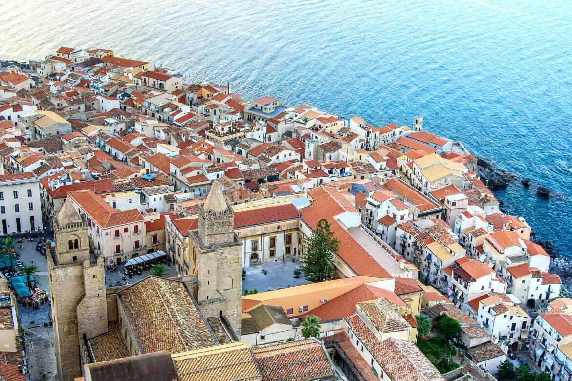 Vue de Cefalu en Sicile.