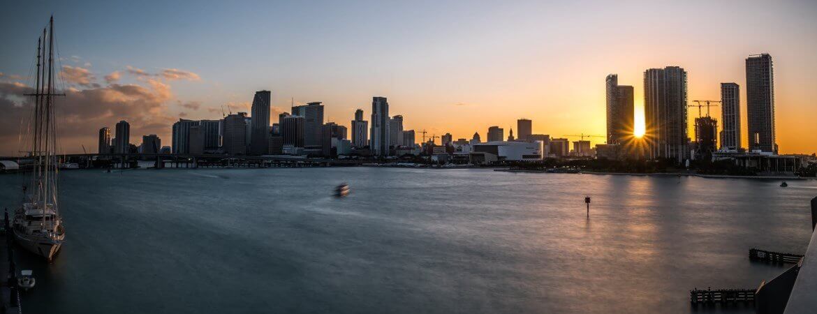 Coucher de soleil sur le port de Miami.