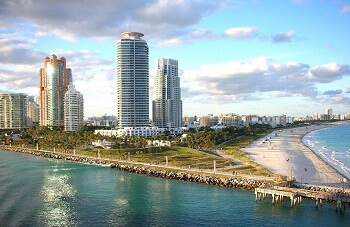 Vue sur le front de mer de Miami en Floride.